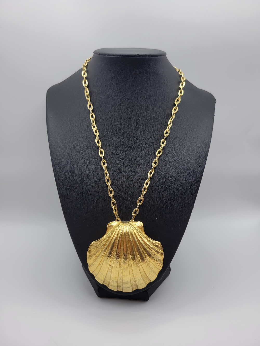 Vintage Gold tone Shell Pendant Necklace